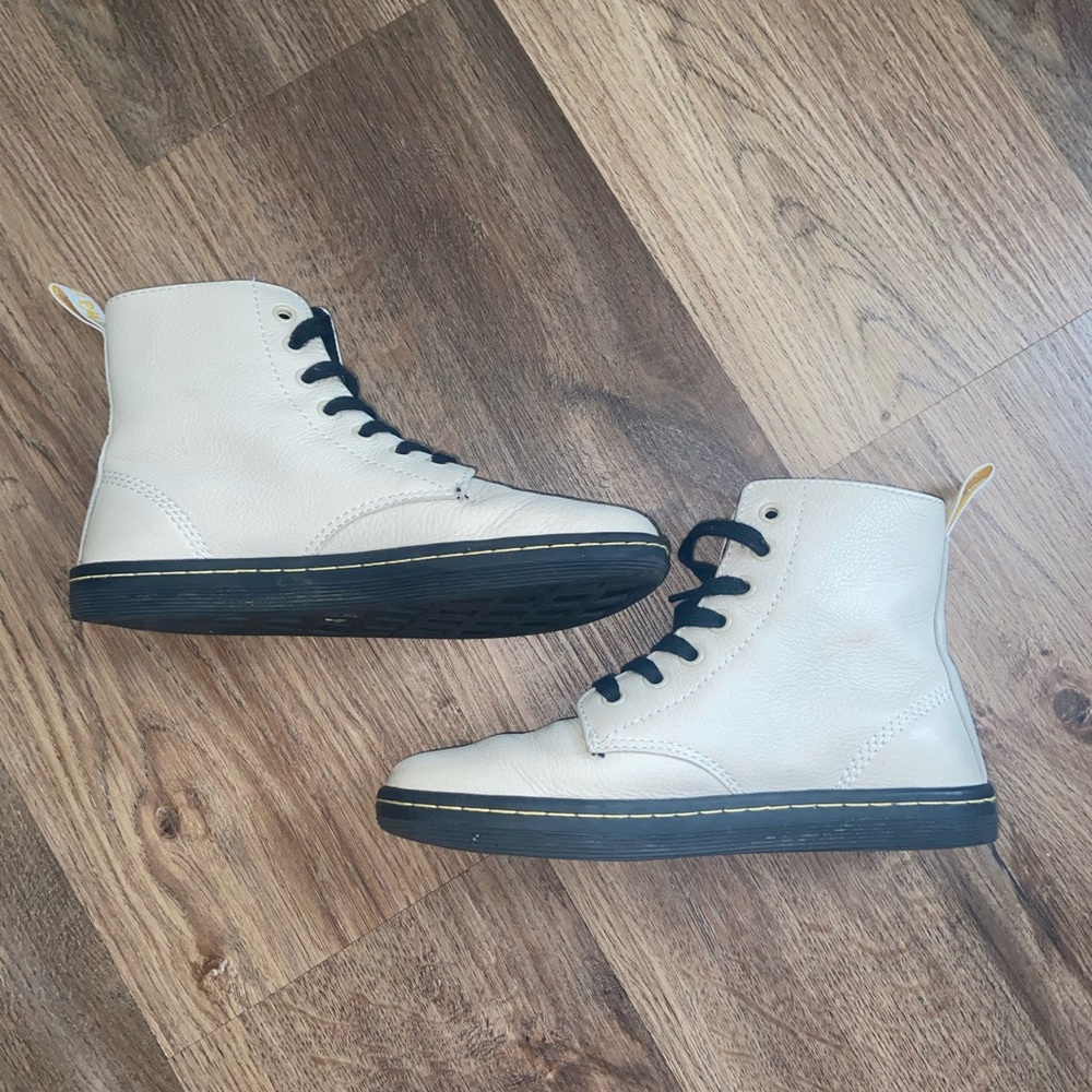 Dr. Marten’s / Doc Marten’s LEYTON IVORY ELK BOOT